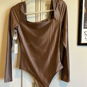 BRAND NEW WITH TAG Aritzia satinette square neck long sleeve bodysuit!